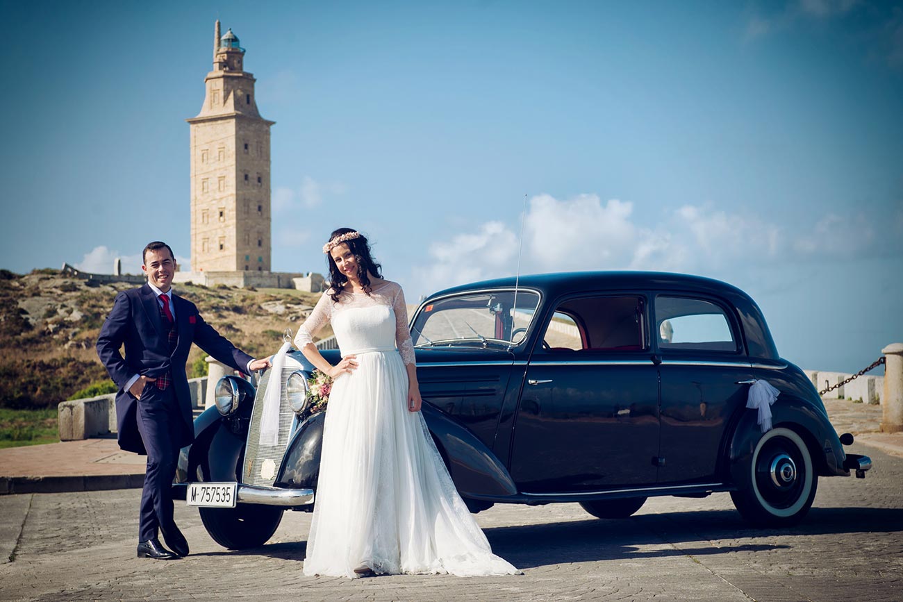 Pareja el día de su boda con un coche clásico en A Coruña