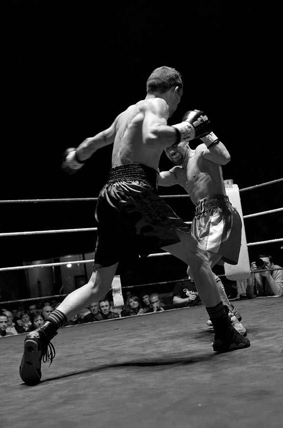 Combate de boxeo en blanco y negro