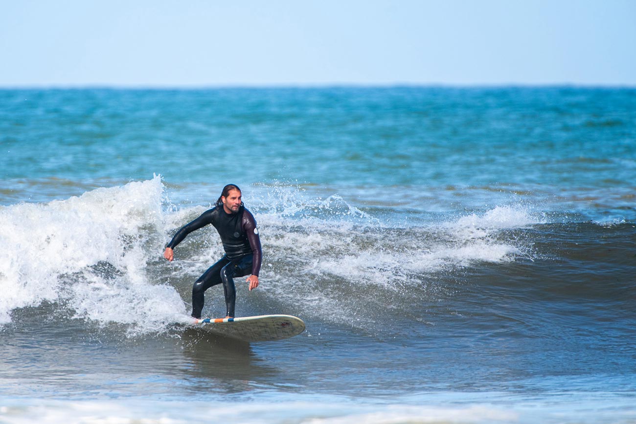Surfista cogiendo olas