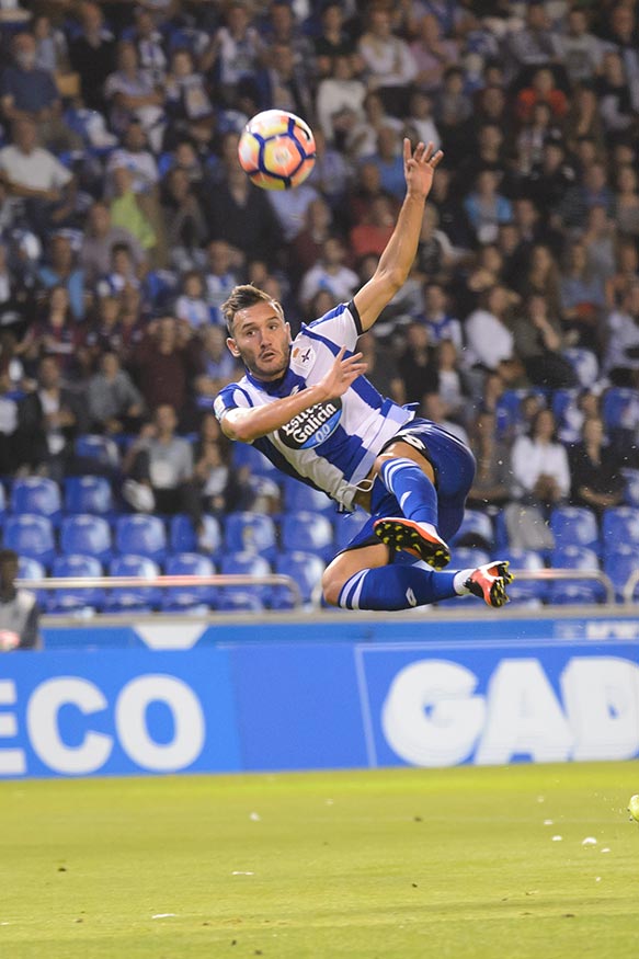 Jugador Deportivo de A Coruña en salto