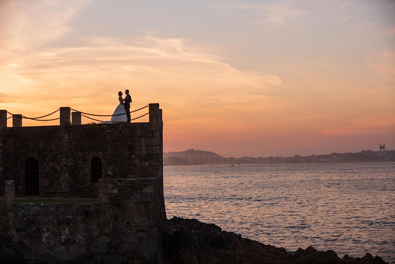 Novios el día de su boda en Sta. Cruz (Oleiros- A Coruña)