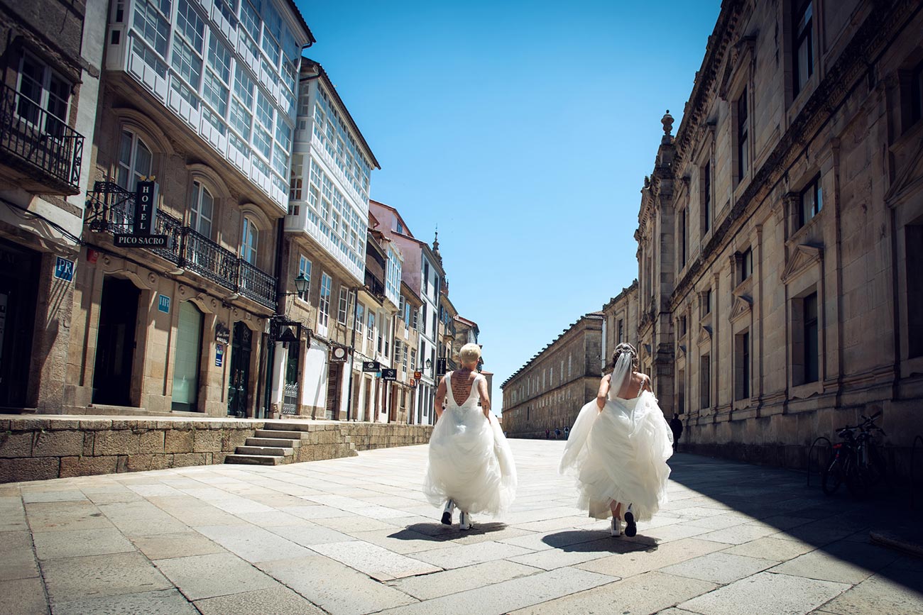 Novias el día de su boda en Santiago de Compostela