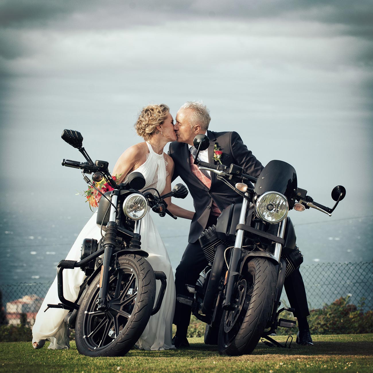 Novios en moto el día de su boda