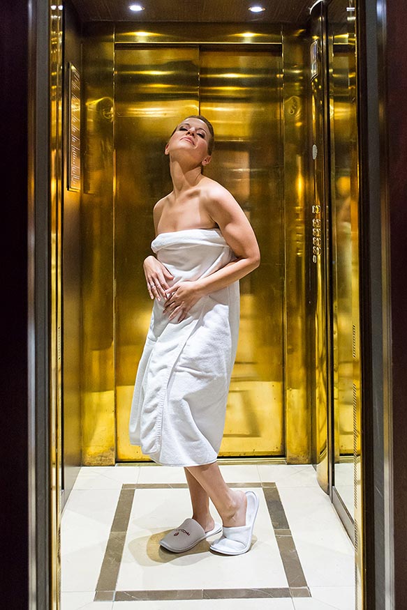 Novia en ascensor de hotel