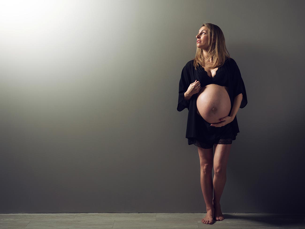 Fotografía de mujer embarazada sobre pared