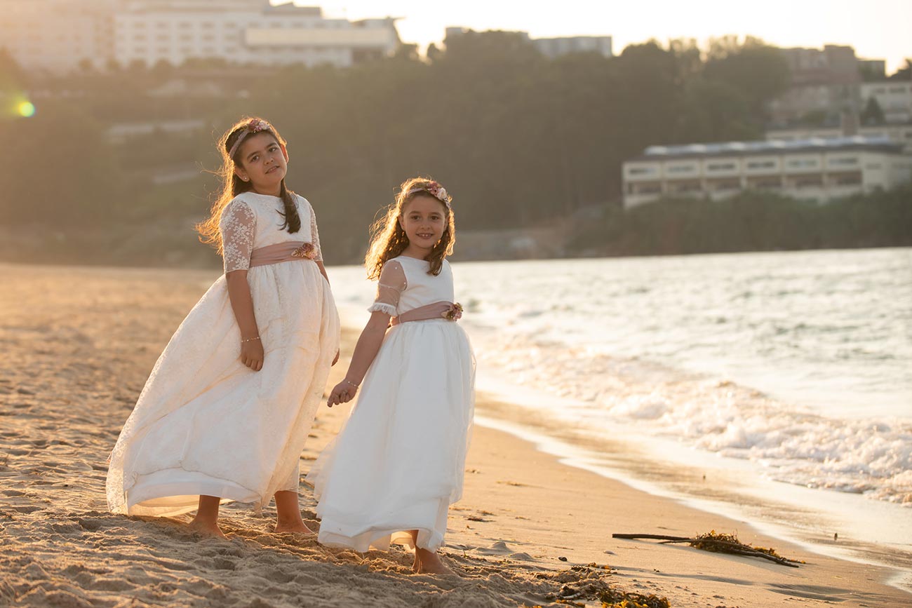 Hermanas celebrando su primera comunión en la playa