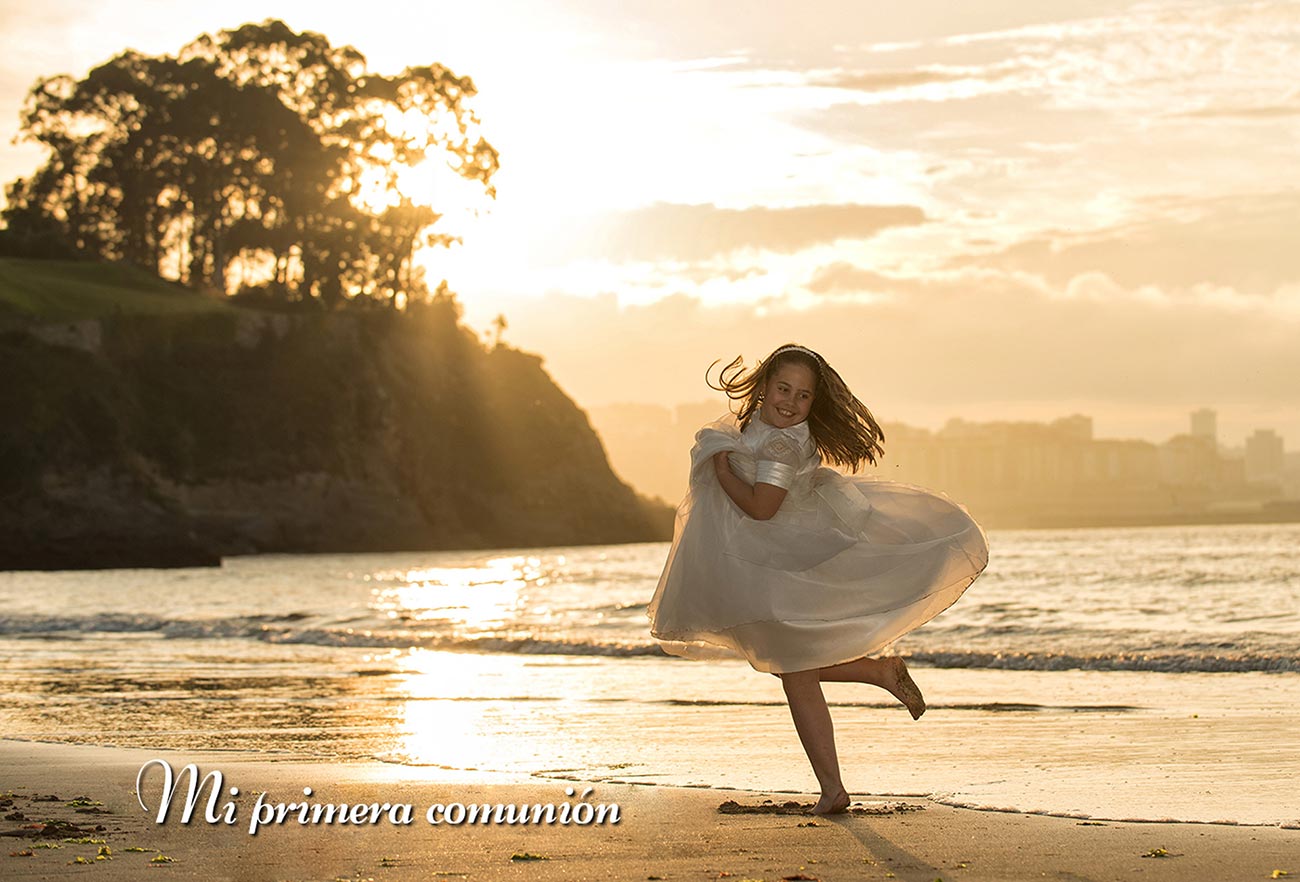 Niña bailando en la playa el día de su primera comunión
