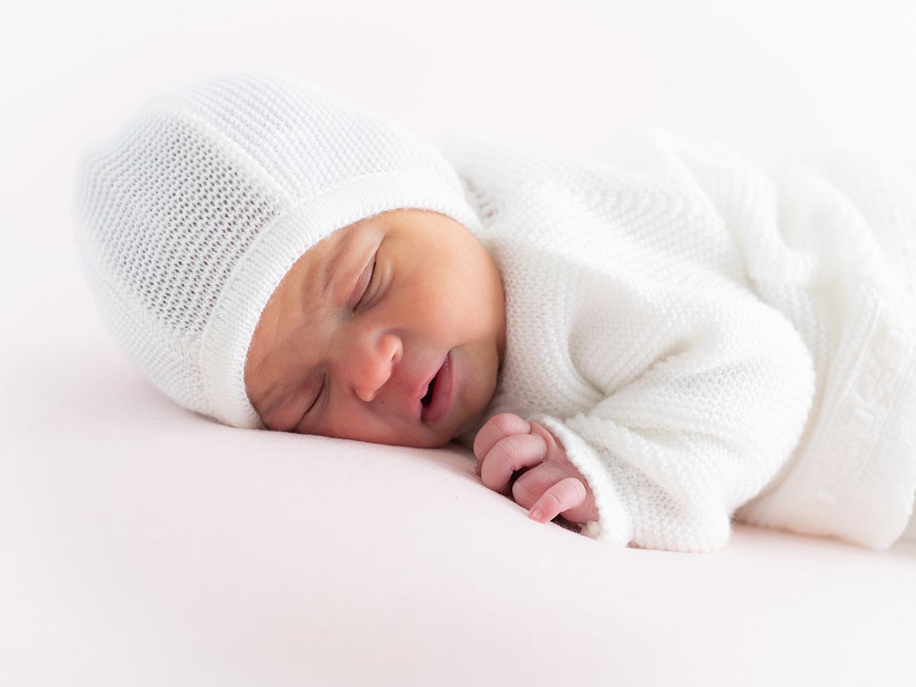 Fotografía de bebé recién nacido dormido
