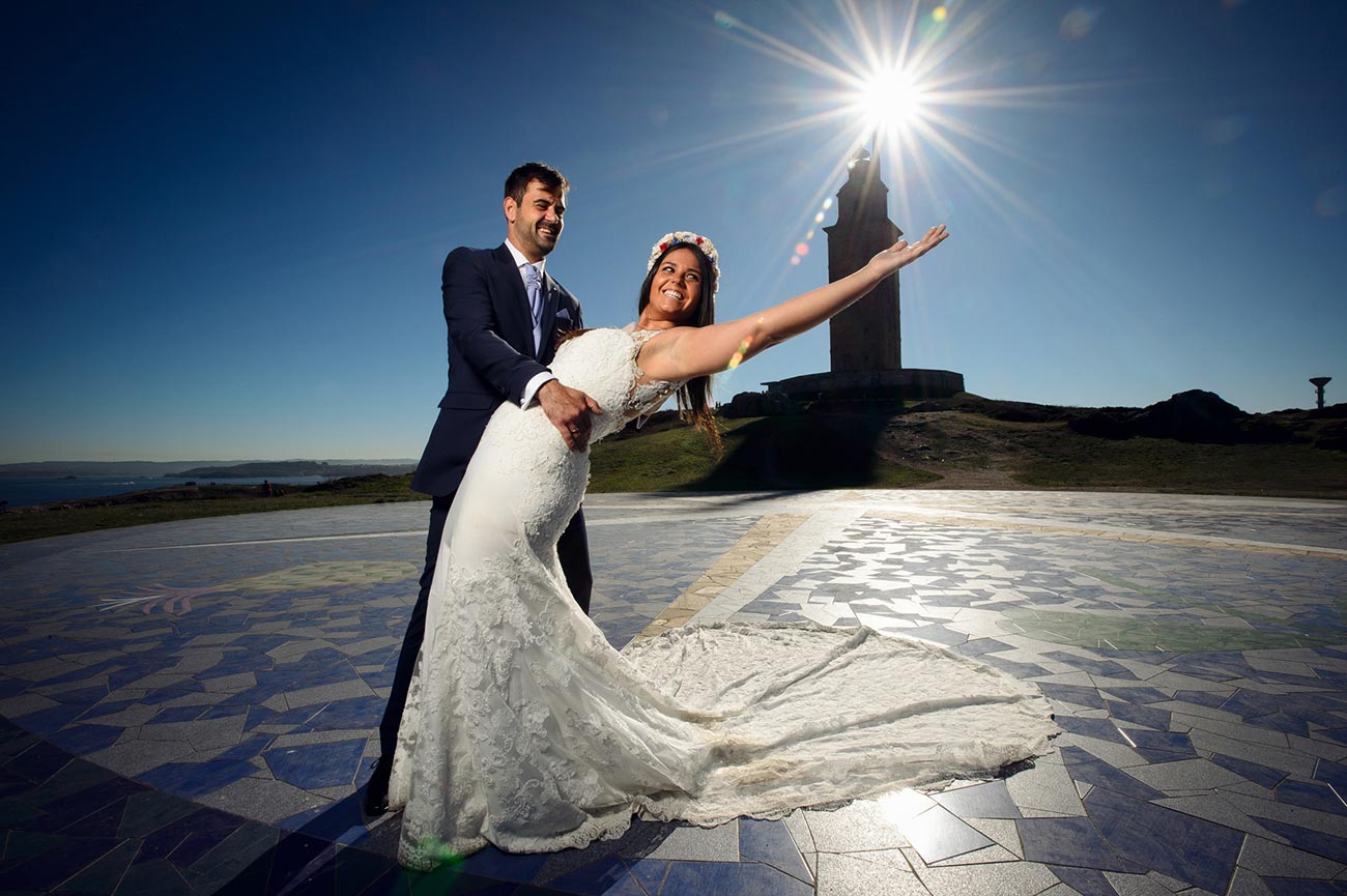 Foto de boda frente a la Torre de Hércules en A Coruña
