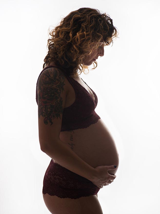Mujer embarazada sobre fondo blanco