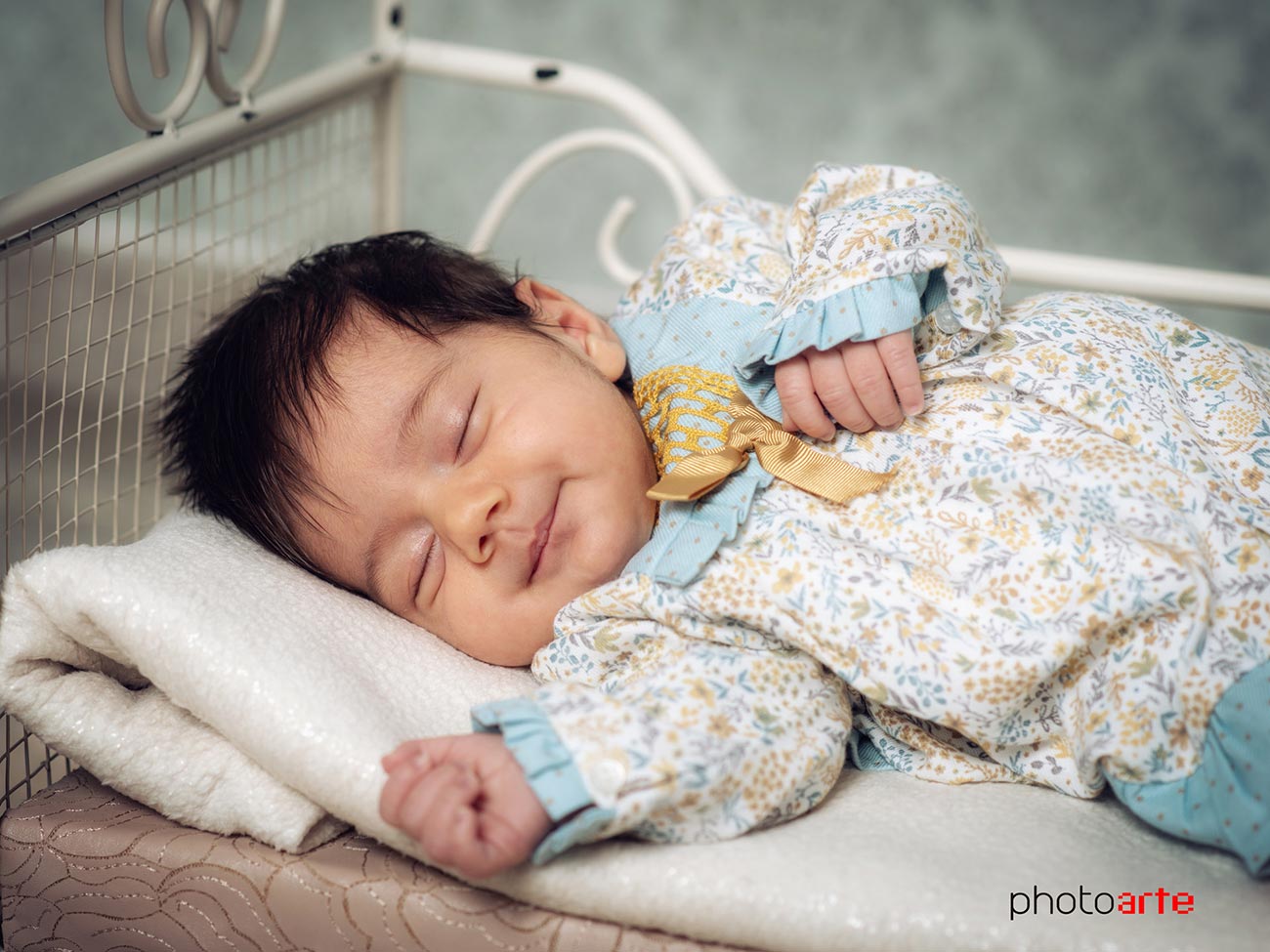 Fotografía de bebé recién nacido dormido en su cuna