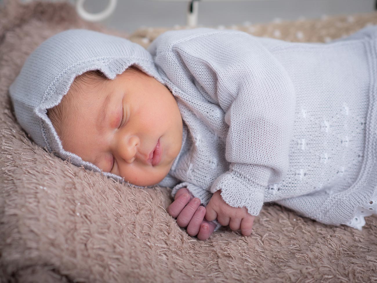 Fotografía de bebé recién nacido dormido en su cuna