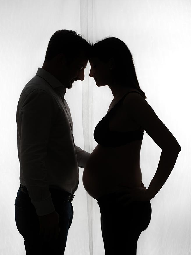 Fotografía de mujer embarazada con su pareja