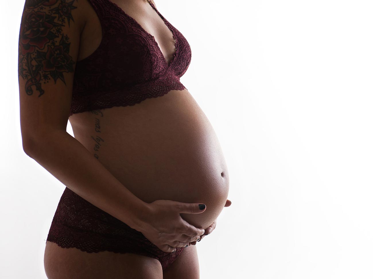 Fotografía barriga de embarazo sobre fondo blanco